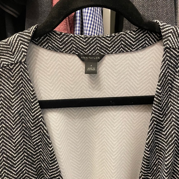 ANN TAYLOR Wrap Dress in Black & White Pattern - Size 6 - Picture 3 of 4